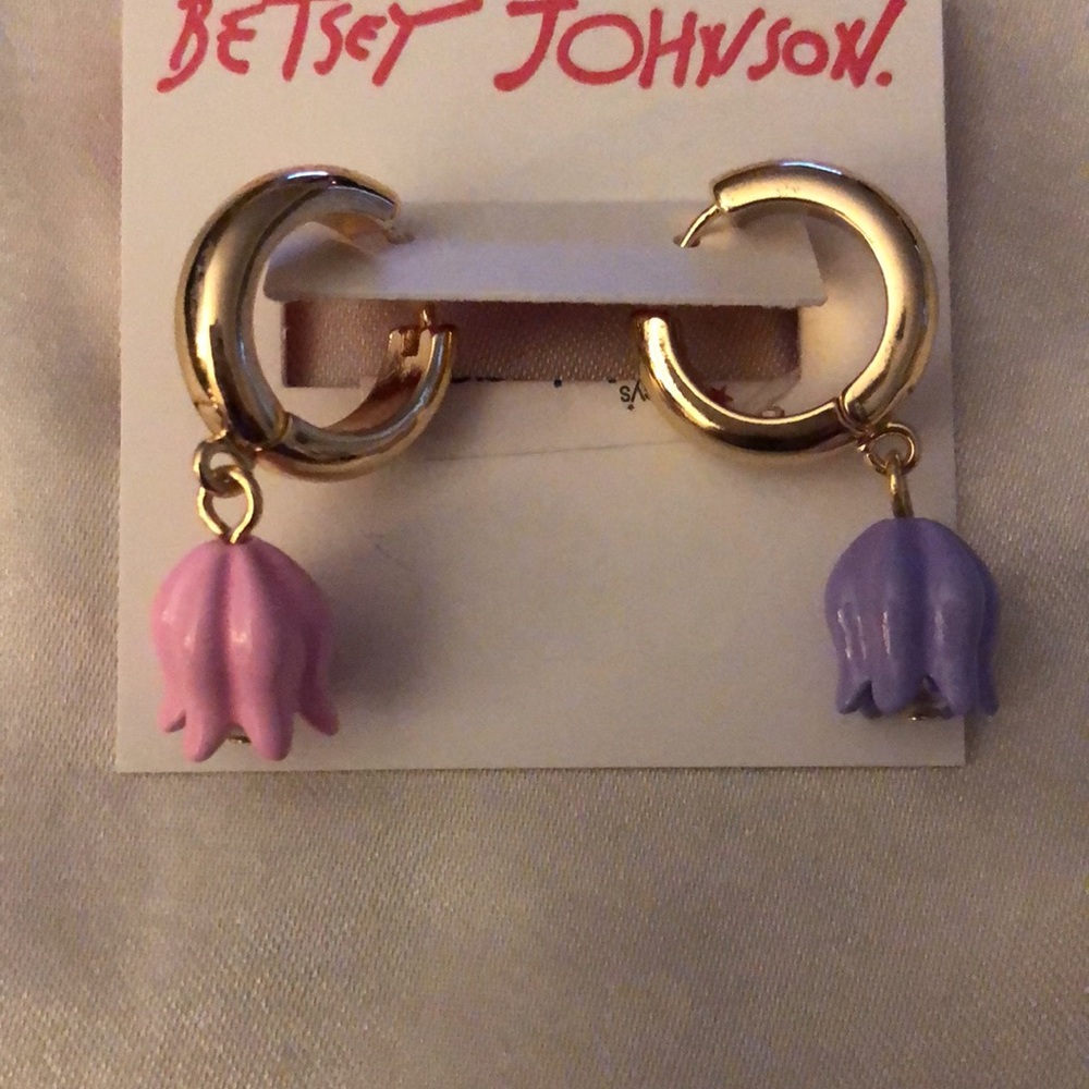Betsey Johnson Gold Tone Huggie Hoop Earrings Mismatched Tulip Charm NWT - Picture 6 of 13